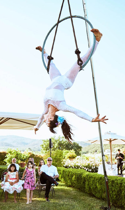 Esibizioni di Danza Aerea, Ruota Cyr, Lollipop, fuochi d'artificio ed eventi pirotecnici per eventi aziendali, intrattenimento al matrimonio, feste di paese e festival