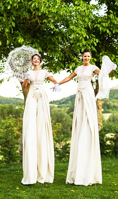 Spettacolo ed esibizione di Farfalle Luminose per il tuo Matrimonio al taglio della torta, trampolieri bianchi eleganti per accoglienza ospiti e danza aerea per intrattenimento