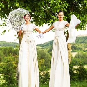 Accoglienza ospiti matrimonio con trampolieri vestiti di bianco
