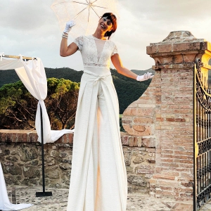 Accoglienza ospiti matrimonio con trampolieri vestiti di bianco